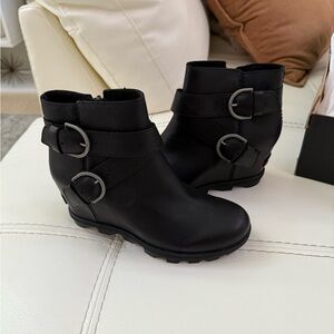 Sleek “Joan of Arctic” Wedge II Buckle Boots